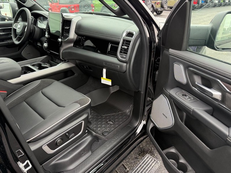 Ram 1500 Vehicle Full-screen Gallery Image 16