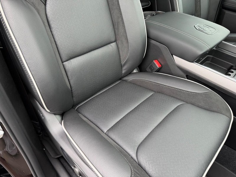 Ram 1500 Vehicle Full-screen Gallery Image 17
