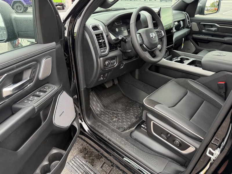 Ram 1500 Vehicle Full-screen Gallery Image 18