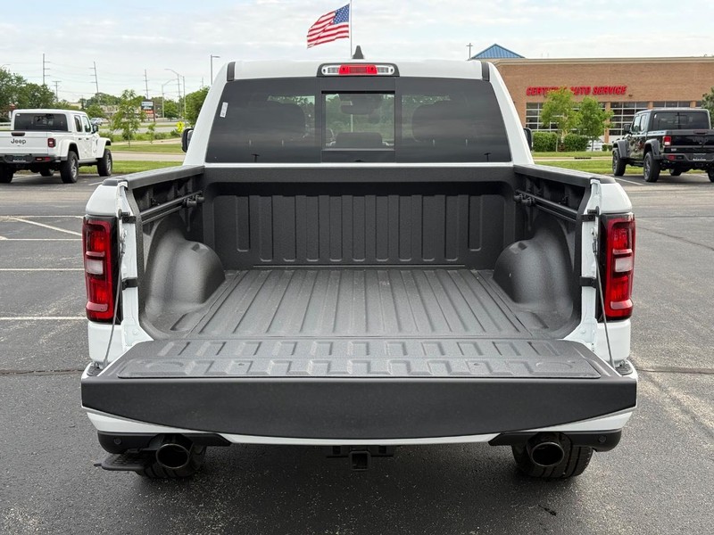 Ram 1500 Vehicle Full-screen Gallery Image 7