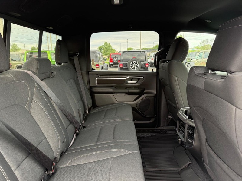 Ram 1500 Vehicle Full-screen Gallery Image 11