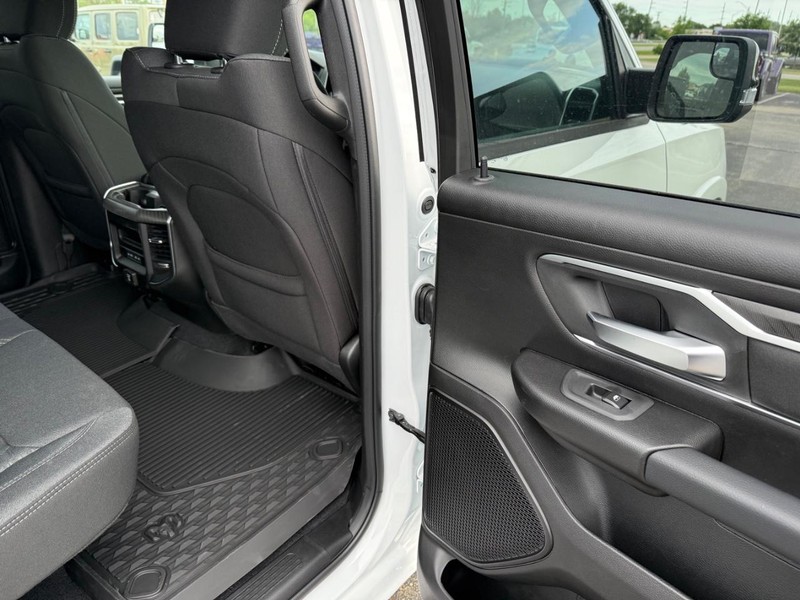 Ram 1500 Vehicle Full-screen Gallery Image 12