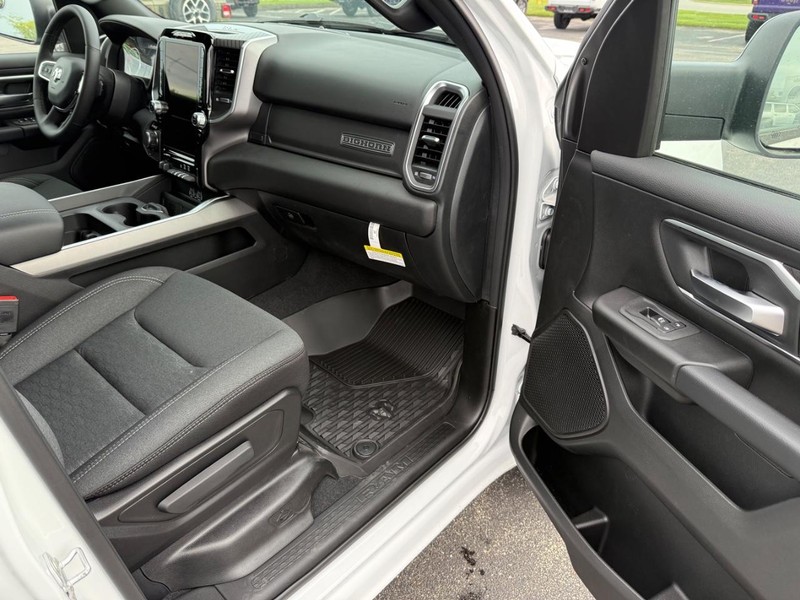 Ram 1500 Vehicle Full-screen Gallery Image 15