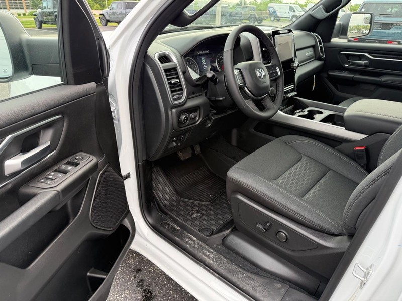Ram 1500 Vehicle Full-screen Gallery Image 17