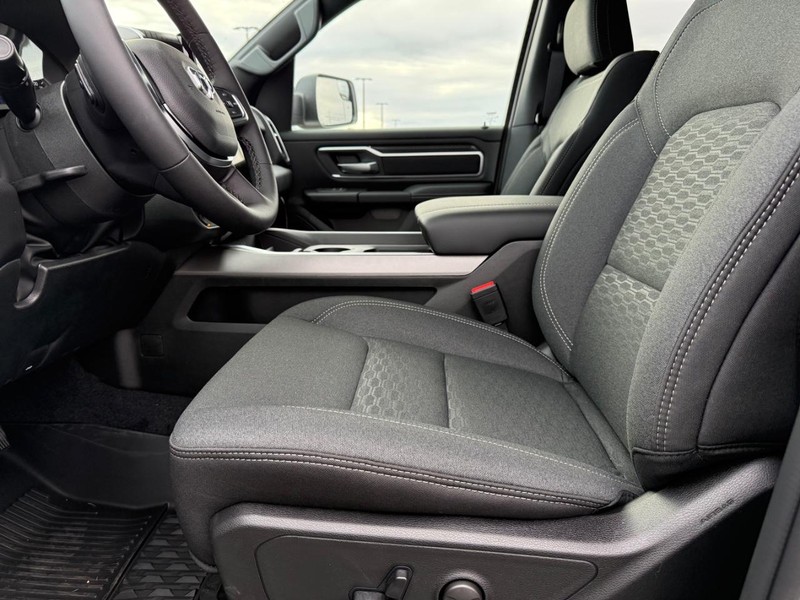 Ram 1500 Vehicle Full-screen Gallery Image 18