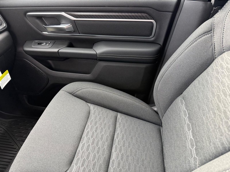 Ram 1500 Vehicle Full-screen Gallery Image 26