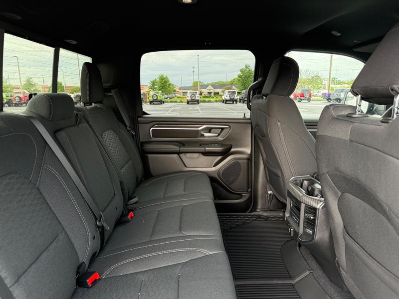 Ram 1500 Vehicle Full-screen Gallery Image 10