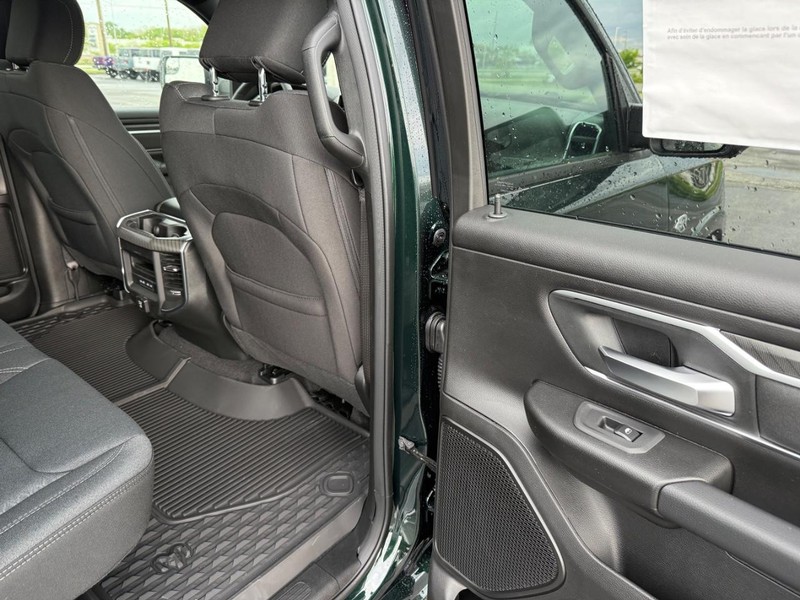 Ram 1500 Vehicle Full-screen Gallery Image 11
