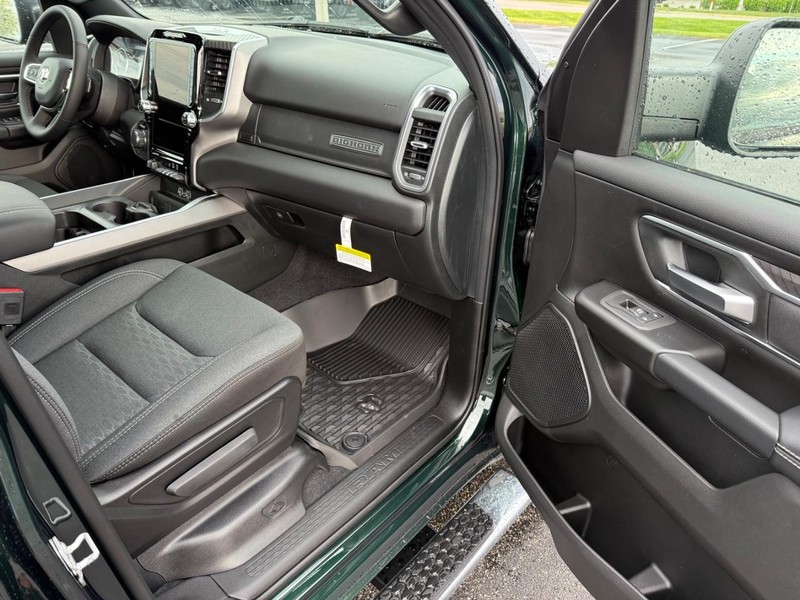 Ram 1500 Vehicle Full-screen Gallery Image 14