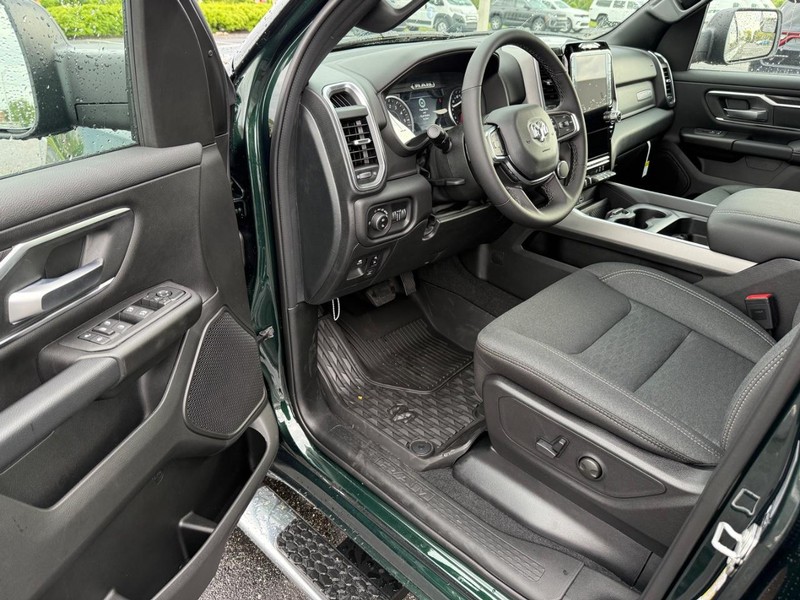 Ram 1500 Vehicle Full-screen Gallery Image 16