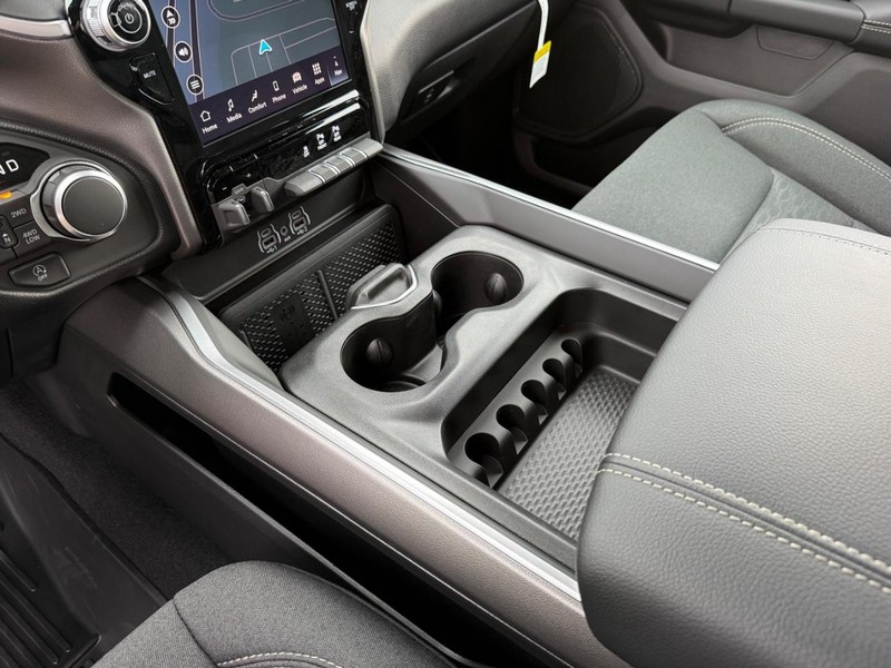 Ram 1500 Vehicle Full-screen Gallery Image 25