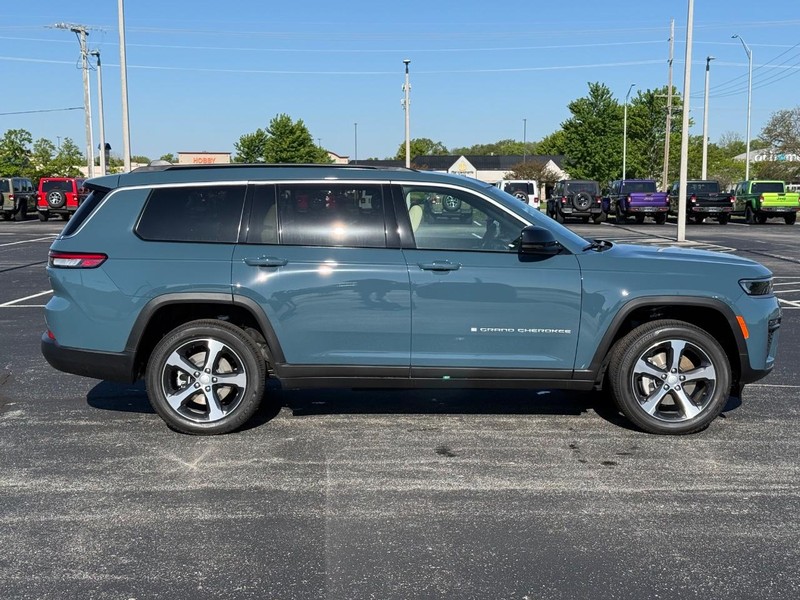 Jeep Grand Cherokee L Vehicle Full-screen Gallery Image 2