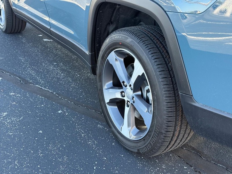 Jeep Grand Cherokee L Vehicle Full-screen Gallery Image 6