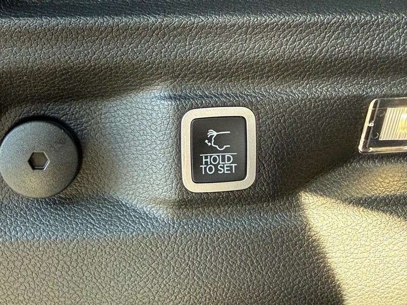 Jeep Grand Cherokee L Vehicle Full-screen Gallery Image 8