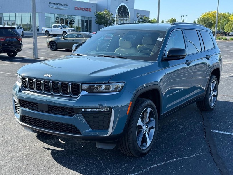 Jeep Grand Cherokee L Vehicle Full-screen Gallery Image 9