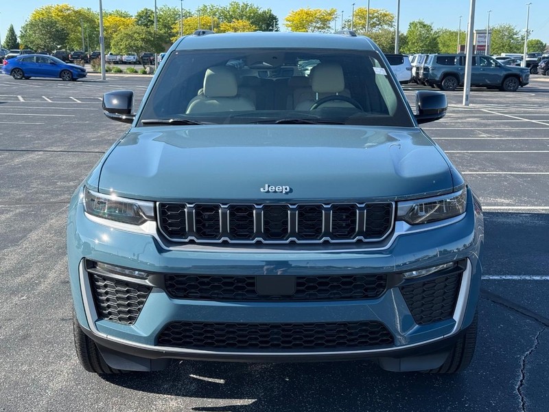 Jeep Grand Cherokee L Vehicle Full-screen Gallery Image 10