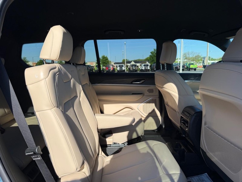 Jeep Grand Cherokee L Vehicle Full-screen Gallery Image 11