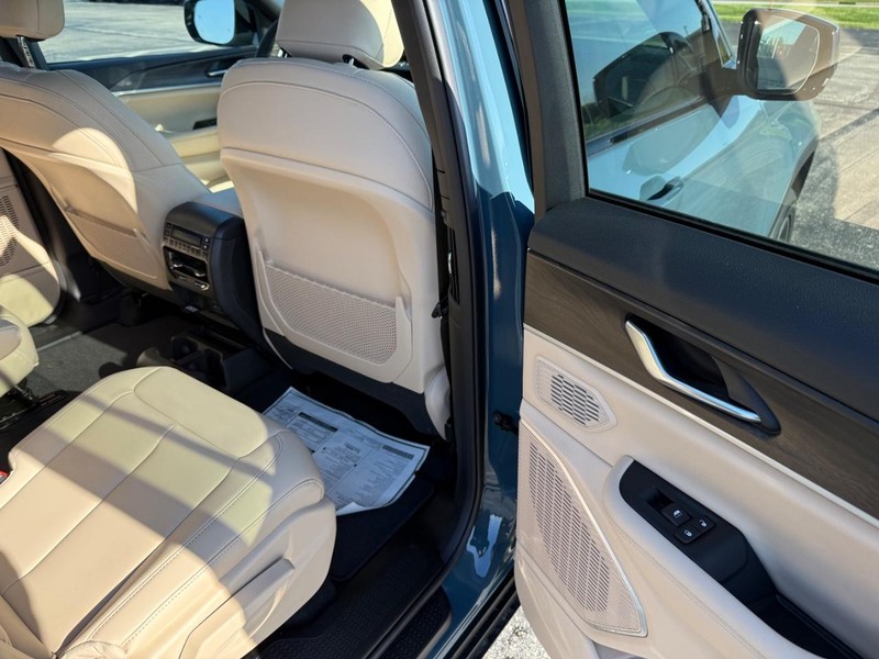 Jeep Grand Cherokee L Vehicle Full-screen Gallery Image 12