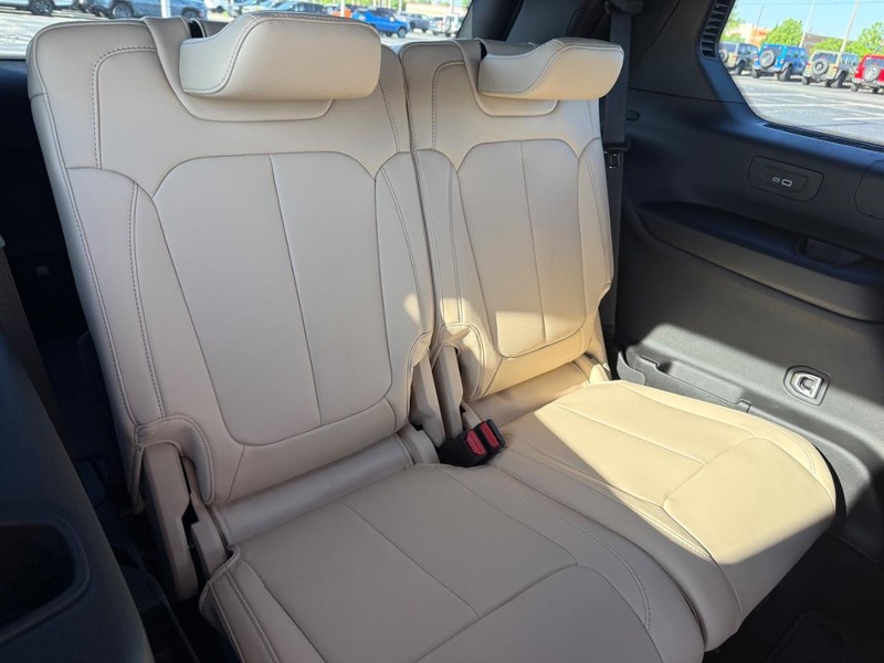 Jeep Grand Cherokee L Vehicle Full-screen Gallery Image 13