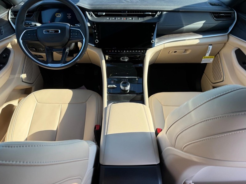 Jeep Grand Cherokee L Vehicle Full-screen Gallery Image 14