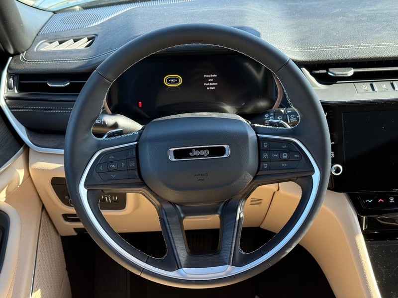 Jeep Grand Cherokee L Vehicle Full-screen Gallery Image 15