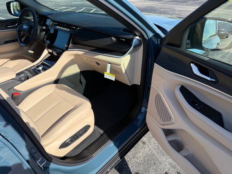 Jeep Grand Cherokee L Vehicle Full-screen Gallery Image 16