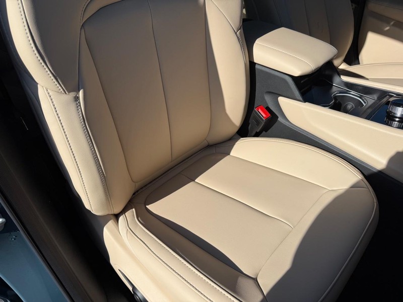 Jeep Grand Cherokee L Vehicle Full-screen Gallery Image 17