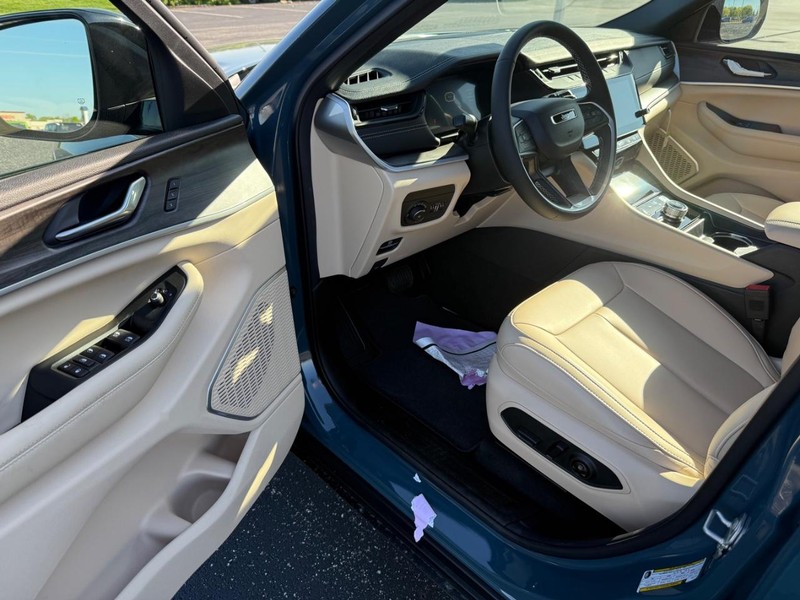 Jeep Grand Cherokee L Vehicle Full-screen Gallery Image 18