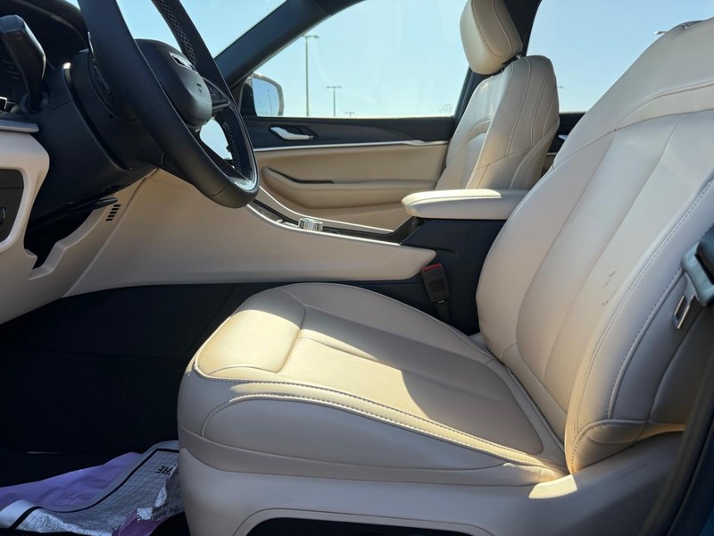 Jeep Grand Cherokee L Vehicle Full-screen Gallery Image 19