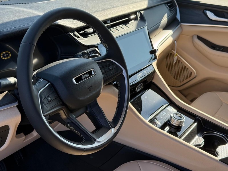 Jeep Grand Cherokee L Vehicle Full-screen Gallery Image 20