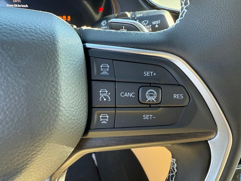 Jeep Grand Cherokee L Vehicle Full-screen Gallery Image 22