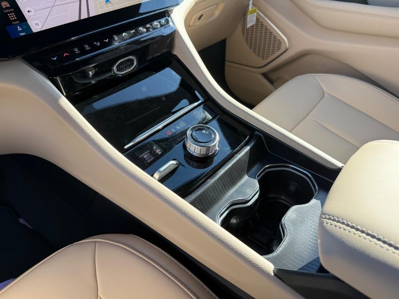 Jeep Grand Cherokee L Vehicle Full-screen Gallery Image 26