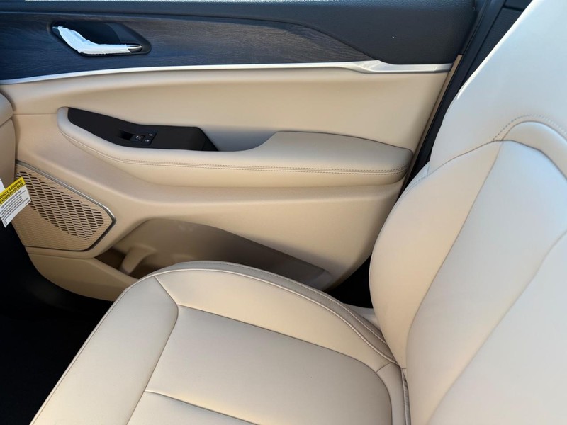 Jeep Grand Cherokee L Vehicle Full-screen Gallery Image 27