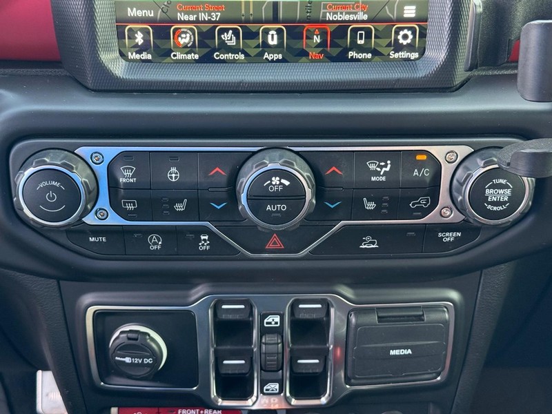 Jeep Wrangler Vehicle Full-screen Gallery Image 25