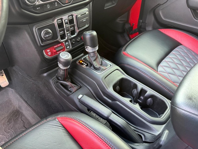Jeep Wrangler Vehicle Full-screen Gallery Image 26