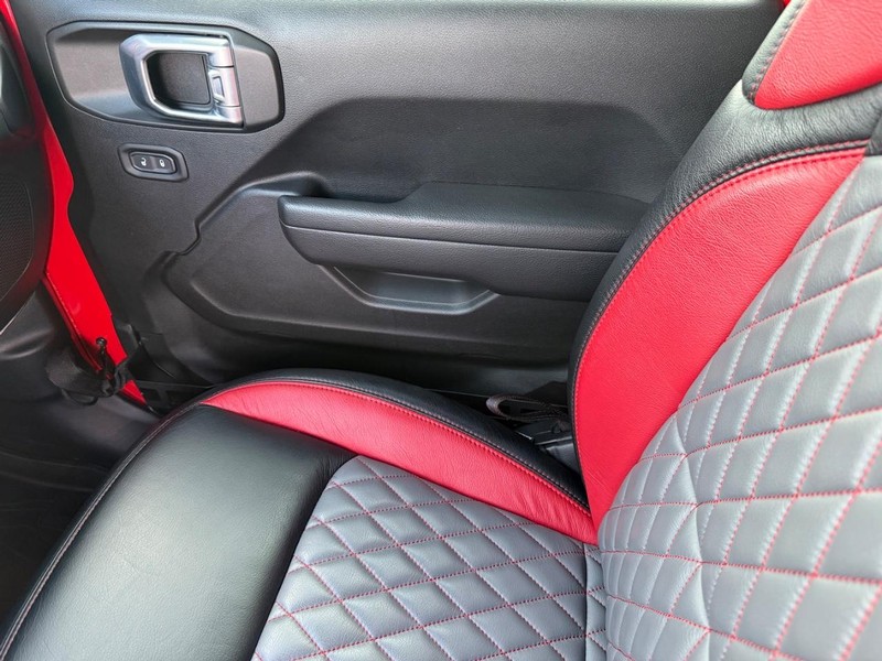 Jeep Wrangler Vehicle Full-screen Gallery Image 27