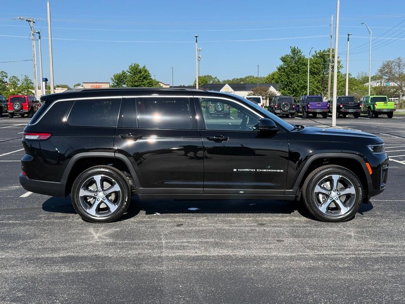 Jeep Grand Cherokee L Vehicle Full-screen Gallery Image 2