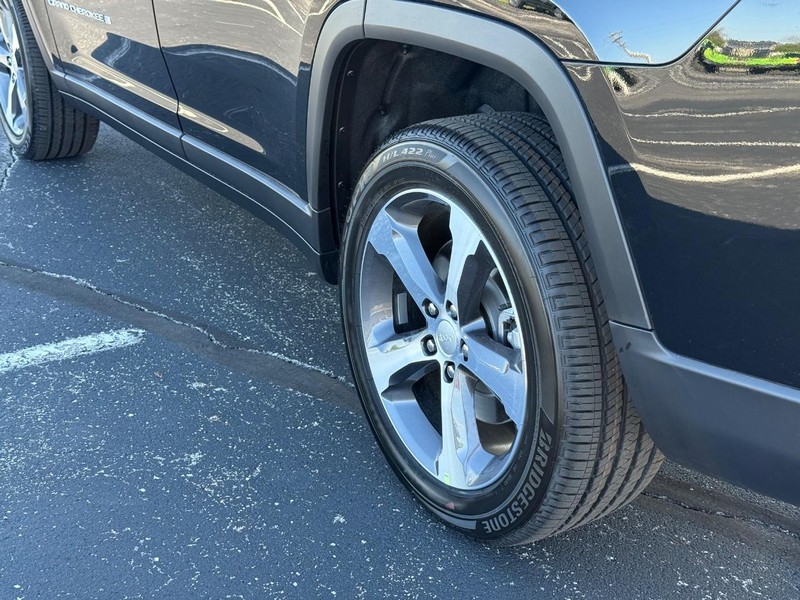 Jeep Grand Cherokee L Vehicle Full-screen Gallery Image 6