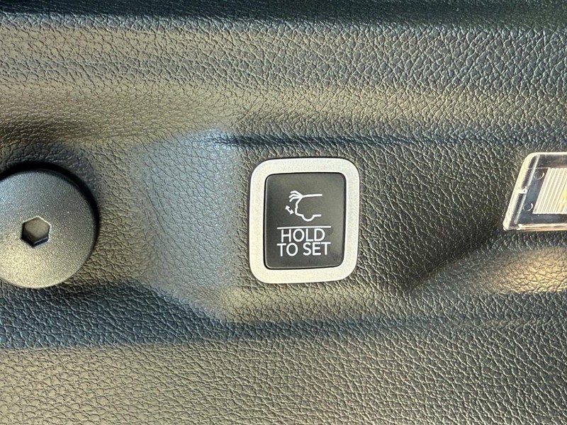 Jeep Grand Cherokee L Vehicle Full-screen Gallery Image 8