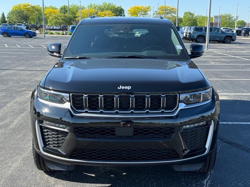 Jeep Grand Cherokee L Vehicle Full-screen Gallery Image 10