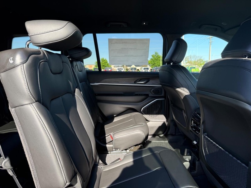 Jeep Grand Cherokee L Vehicle Full-screen Gallery Image 11