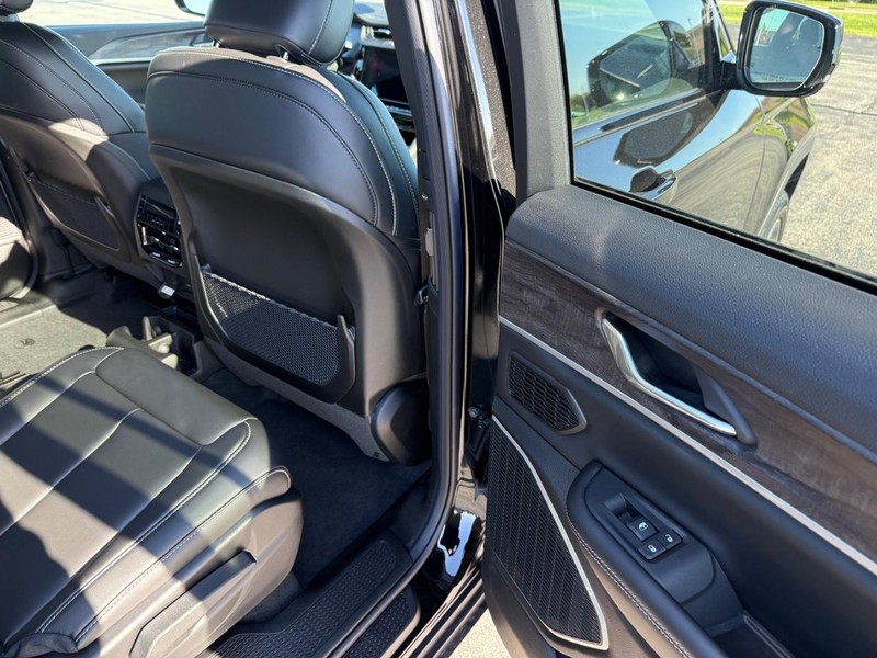 Jeep Grand Cherokee L Vehicle Full-screen Gallery Image 12