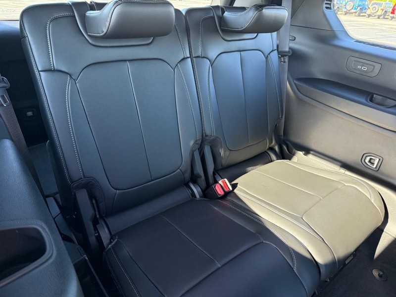 Jeep Grand Cherokee L Vehicle Full-screen Gallery Image 13