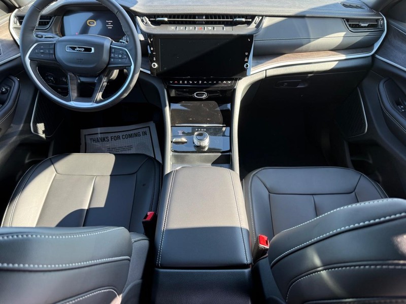 Jeep Grand Cherokee L Vehicle Full-screen Gallery Image 14