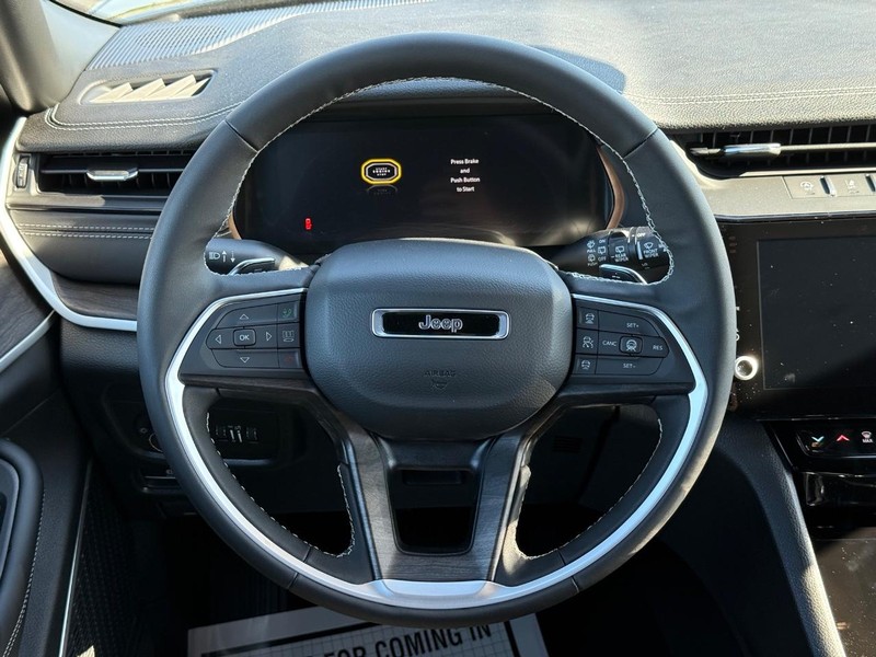 Jeep Grand Cherokee L Vehicle Full-screen Gallery Image 15