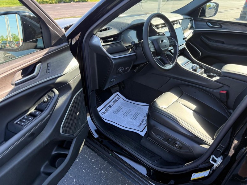 Jeep Grand Cherokee L Vehicle Full-screen Gallery Image 18