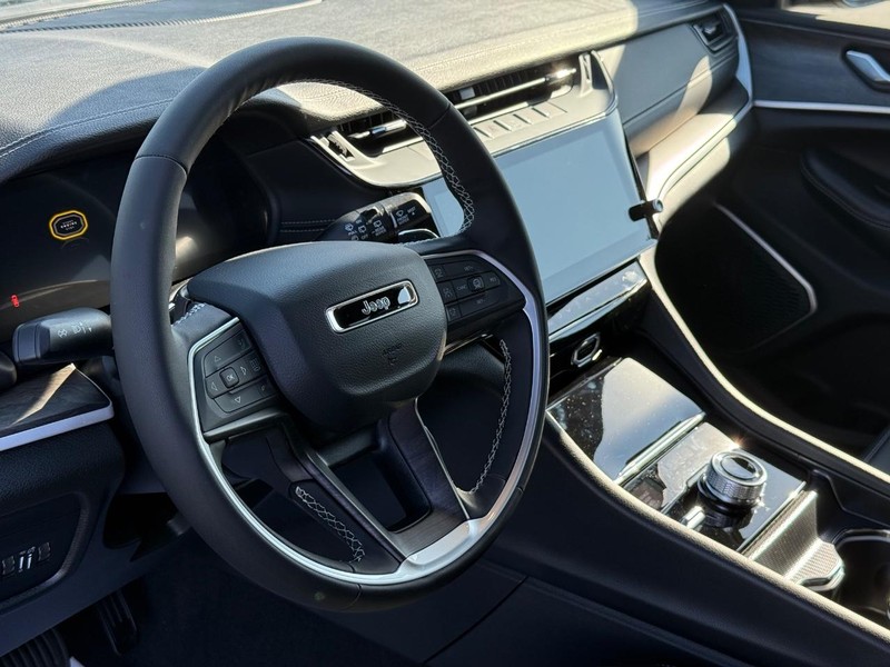 Jeep Grand Cherokee L Vehicle Full-screen Gallery Image 20