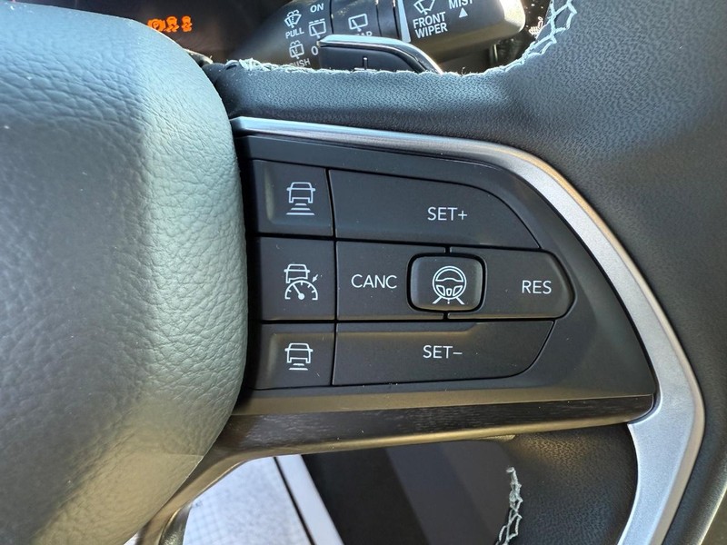 Jeep Grand Cherokee L Vehicle Full-screen Gallery Image 22