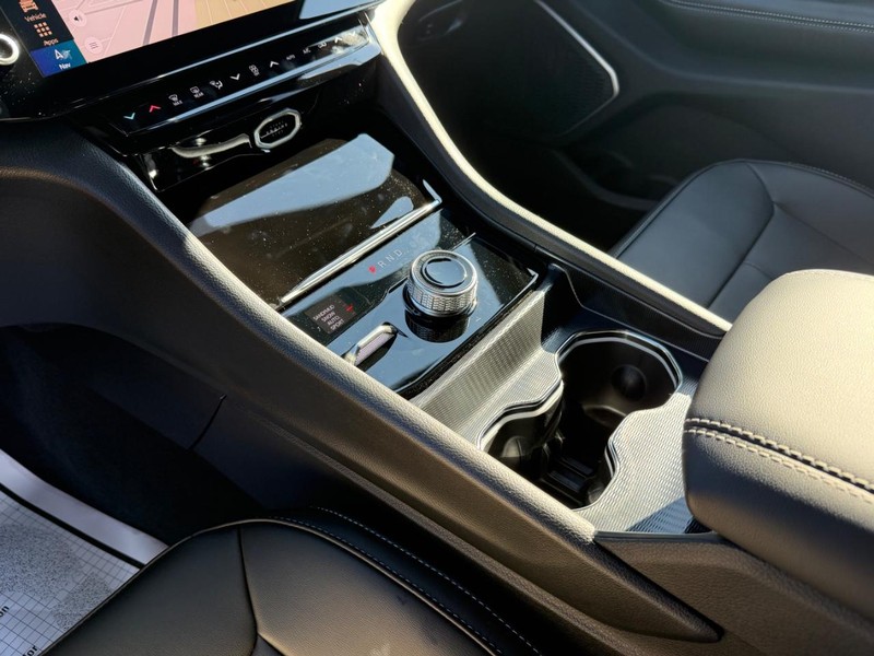 Jeep Grand Cherokee L Vehicle Full-screen Gallery Image 26