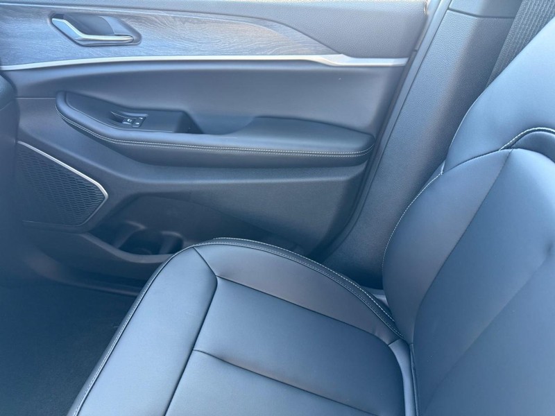 Jeep Grand Cherokee L Vehicle Full-screen Gallery Image 27